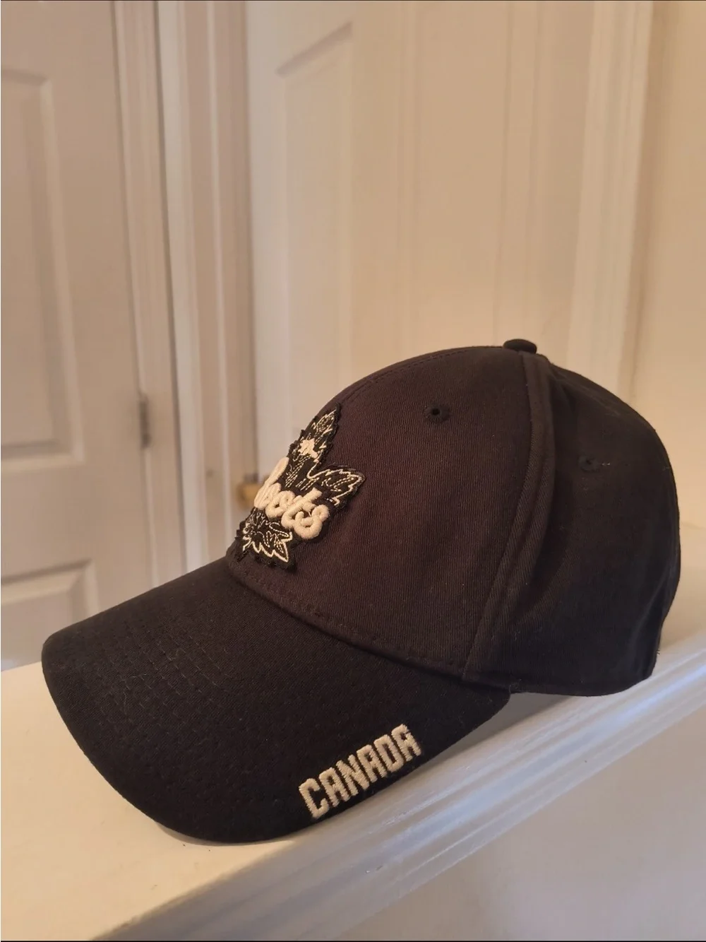 Roots Unisex Canada Maple Leaf Beaver Baseball Adjustable Black Fitted Cap/Hat